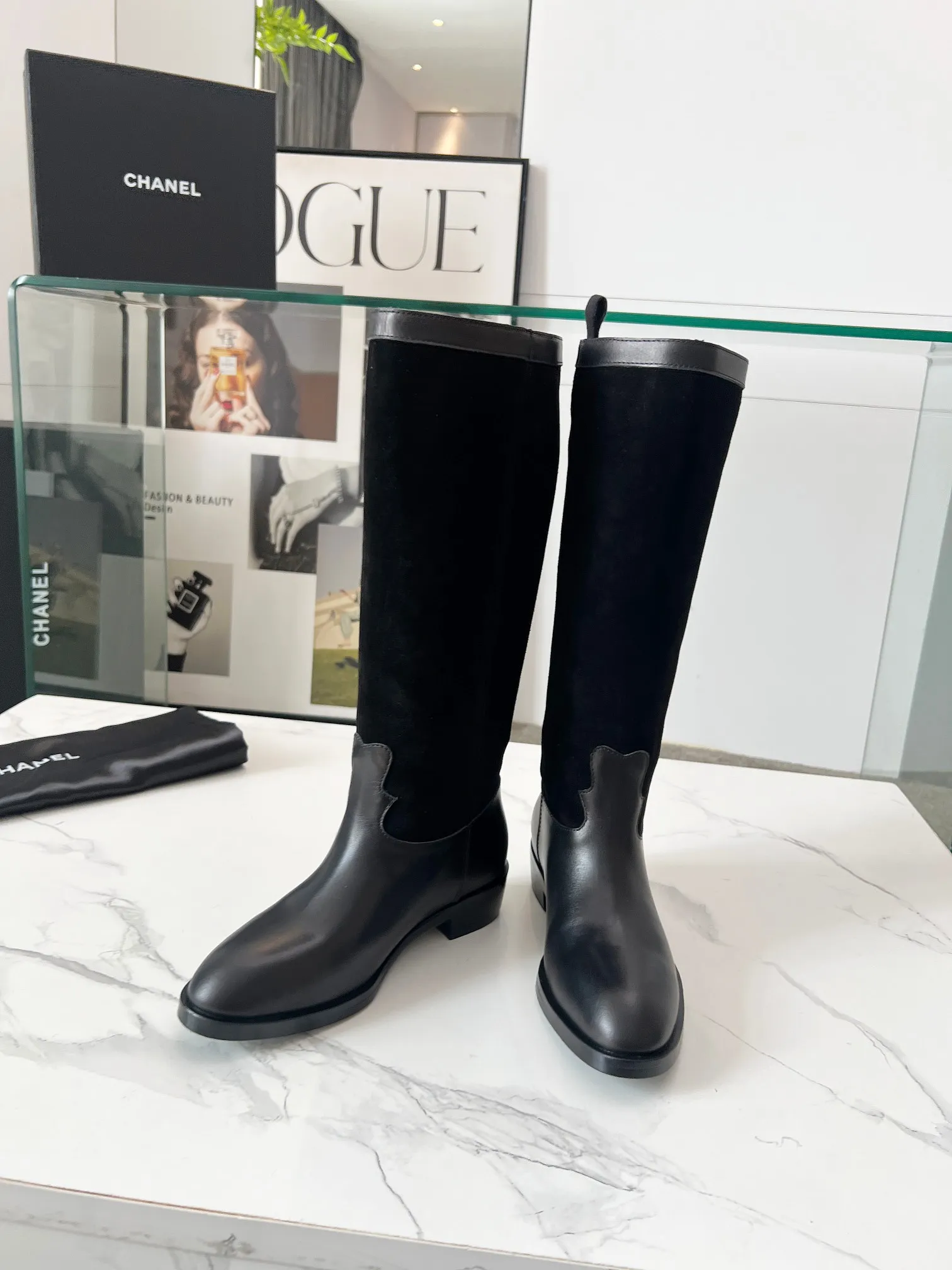 👟👟Ex-factory price 780👟👟 Top quality🔥Chanel Chanel 25 autumn and winter small fragrant suede color-blocked knight mid-high boots! Retro style boots Western cowboy boots! Unique western boot design with smooth curves and irregular edges like free lines in the wilderness! With a casual and free flavor. Let every step be uninhibited and refined! Whether it is paired with smart suit pants to create a cool urban style, or matched with an elegant dress to create a strong and soft aesthetic. Or pair it with jeans to create an authentic western style! The upper is made of first-layer cowhide stitched with suede. The lining is made of water-dyed cowhide. Code number: 35-40 (41 is custom-made and cannot be returned or exchanged). Comes with original bag.